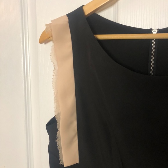 Sleeveless blouse with back zipper - Picture 2 of 6